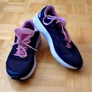 Under Armour women's 6.5 black tennis shoes